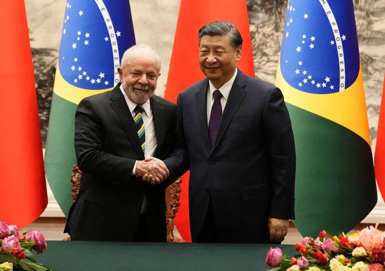 El presidente de Brasil, Lula da Silva, junto a su homólogo de China, Xi Jinping. Foto: Archivo
