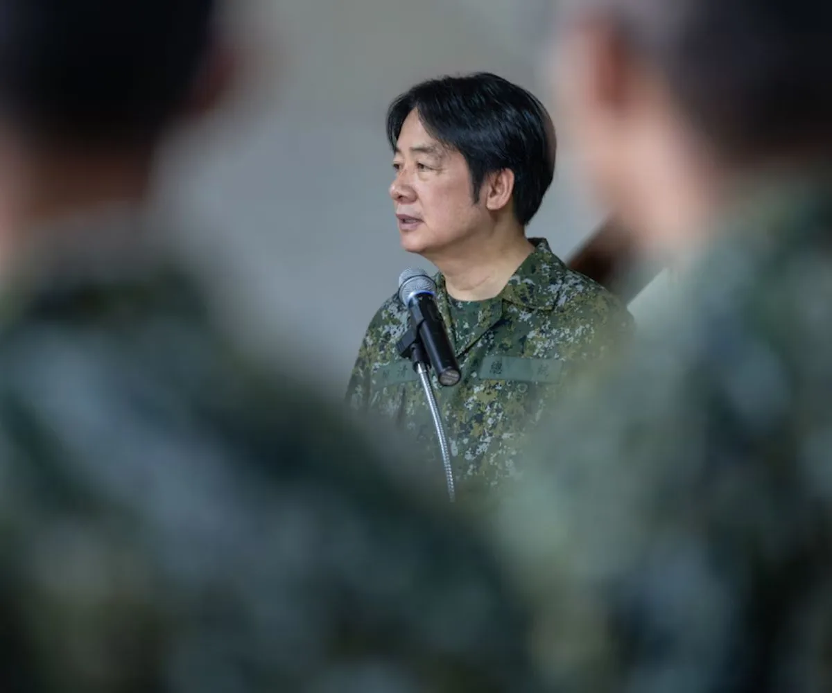 El Presidente de Taiwán, Lai Ching-te se reúne con un grupo de soldados antes del inicio de los ejercicios militares Han Kuang