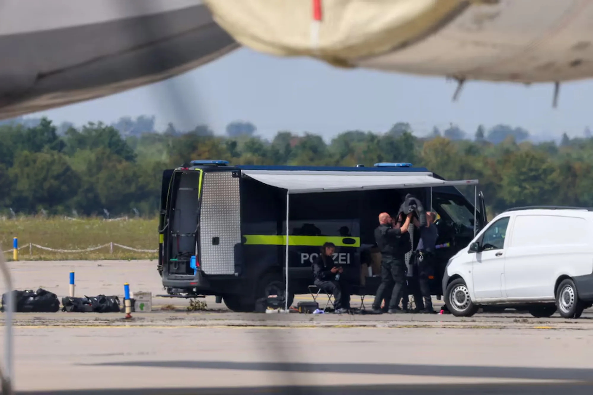 Agentes de policía trabajan en las inmediaciones de un avión de carga Antonov, cerca del cual se encontró un dron, en el aeropuerto de Leipzig/Halle, en Schkeuditz (Alemania), el 5 de agosto de 2026. Créditos: Axel Schmidt