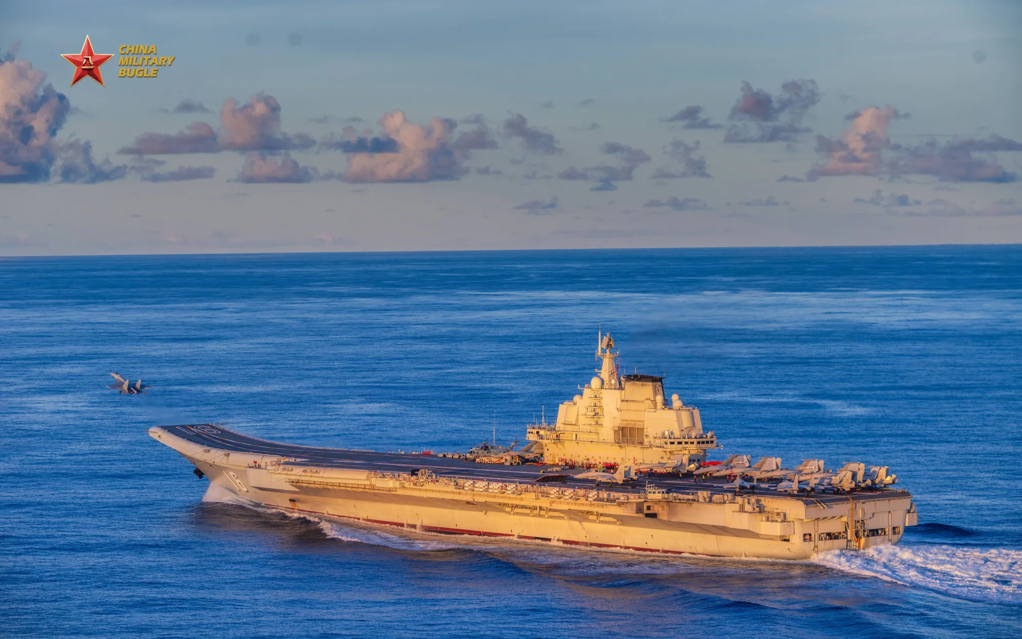El Liaoning, primer portaaviones de China, completó un ejercicio de más de 40 días que incluyó coordinación con un buque de asalto anfibio y el debut de la fragata Tipo 054B, regresando a Qingdao en junio de 2026. Créditos: China Military Bugle.