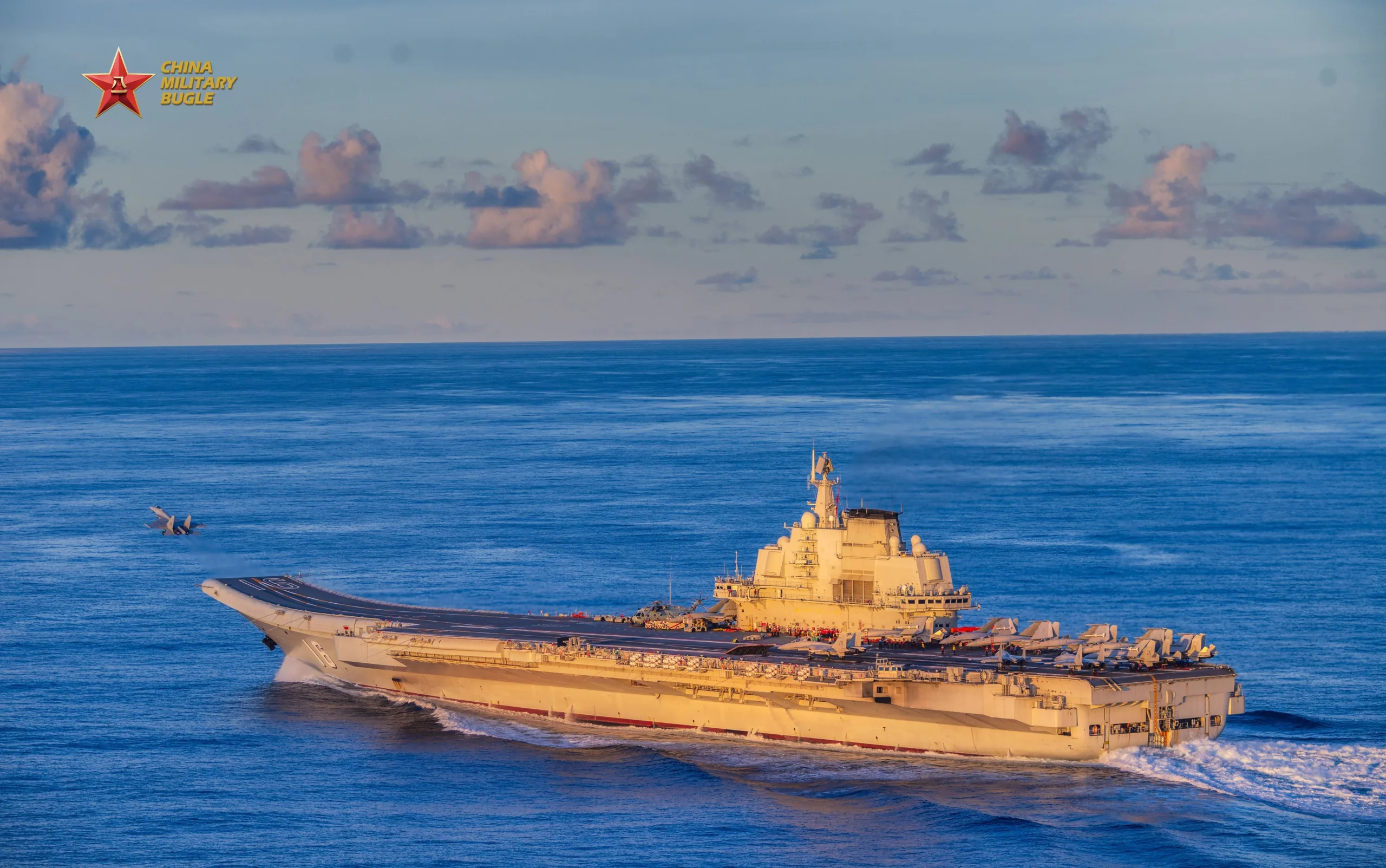 El Liaoning, primer portaaviones de China, completó un ejercicio de más de 40 días que incluyó coordinación con un buque de asalto anfibio y el debut de la fragata Tipo 054B, regresando a Qingdao en junio de 2026. Créditos: China Military Bugle.