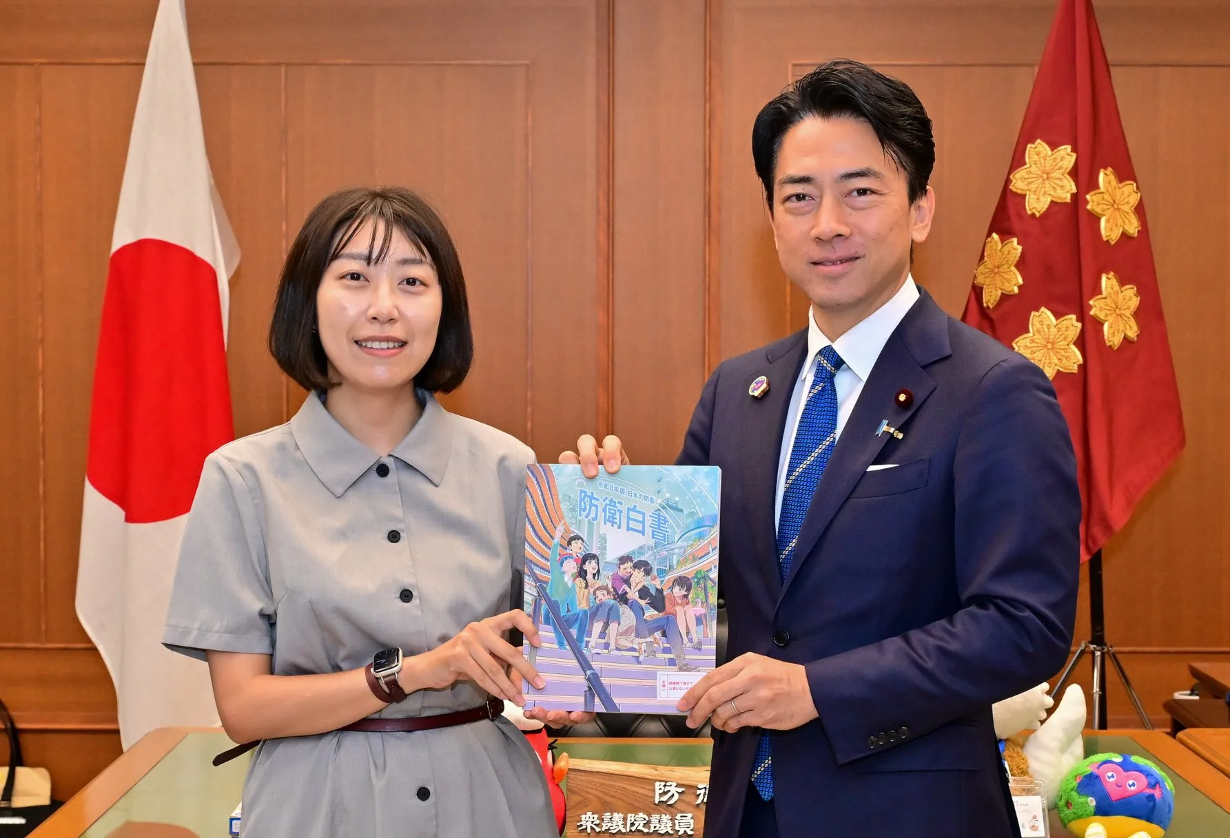 Visita de la ilustradora Kariya Hitomi al ministro Koizumi para discutir la portada del Libro Blanco de Defensa Reiwa 8 (2026). Créditos: Ministerio de Defensa de Japón.
