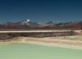 Piscinas de evaporación para la extracción de litio en el noroeste de Argentina, junto al paisaje montañoso de la cordillera de los Andes.