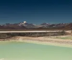 Piscinas de evaporación para la extracción de litio en el noroeste de Argentina, junto al paisaje montañoso de la cordillera de los Andes.