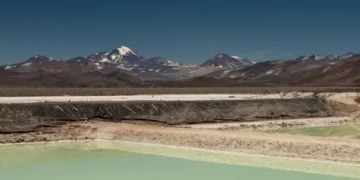 Piscinas de evaporación para la extracción de litio en el noroeste de Argentina, junto al paisaje montañoso de la cordillera de los Andes.