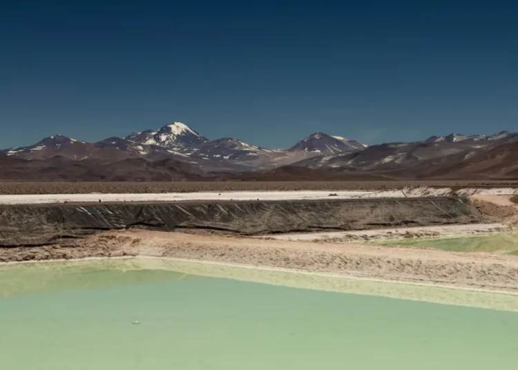 Piscinas de evaporación para la extracción de litio en el noroeste de Argentina, junto al paisaje montañoso de la cordillera de los Andes.
