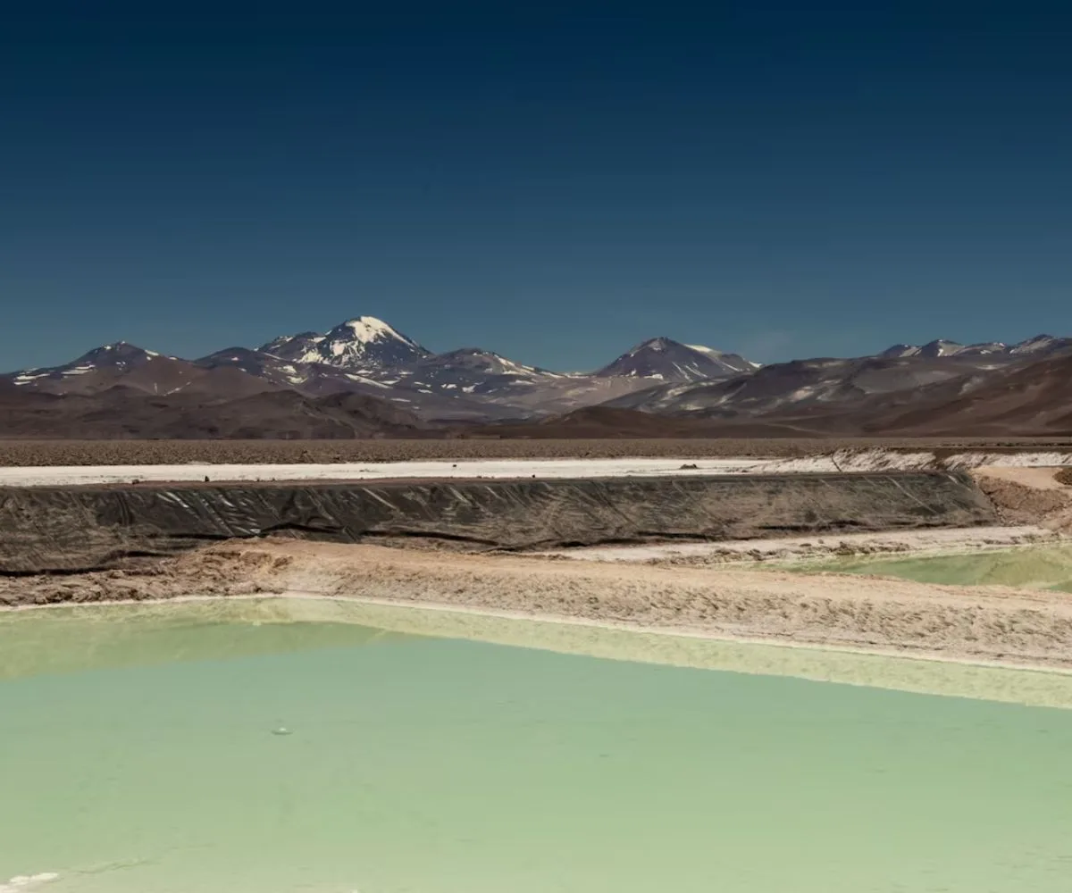 Piscinas de evaporación para la extracción de litio en el noroeste de Argentina, junto al paisaje montañoso de la cordillera de los Andes. Imagen ilustrativa
