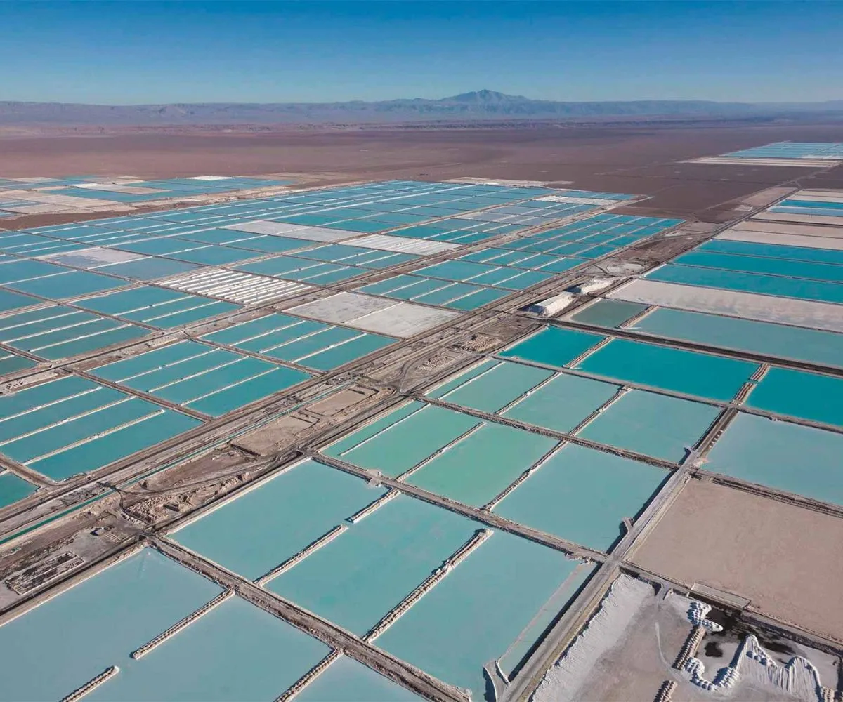 Piscinas de evaporación de litio en el desierto de Atacama, en Chile