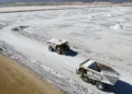 Pozos de extracción de litio en el salar de Atacama, en Chile, en julio de 2024