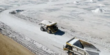 Pozos de extracción de litio en el salar de Atacama, en Chile, en julio de 2024