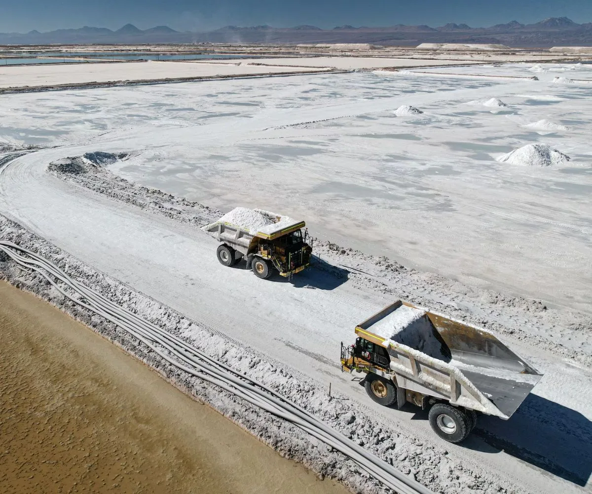 Pozos de extracción de litio en el salar de Atacama, en Chile, en julio de 2024