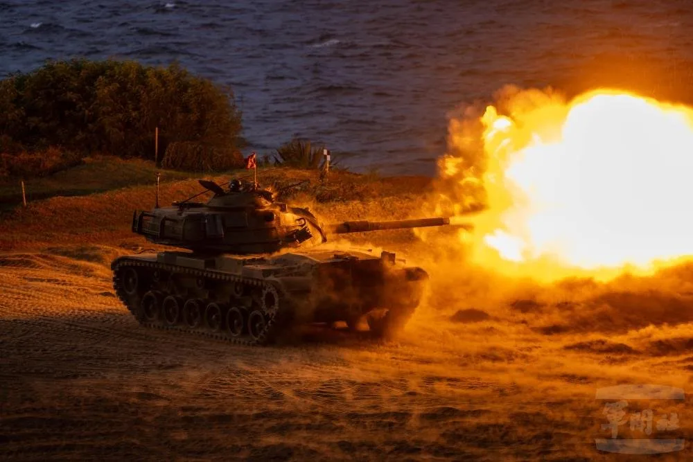 Ejercicio de fuego real de denegación de área realizado por la 1ª Zona de Operaciones del Ejército de Taiwán en el área de entrenamiento Wude de Penghu el 10 de agosto, integrando tanques M60A3, obuses de 155 mm y 105 mm, morteros y ametralladoras. Créditos: Taiwan Security Monitor.
