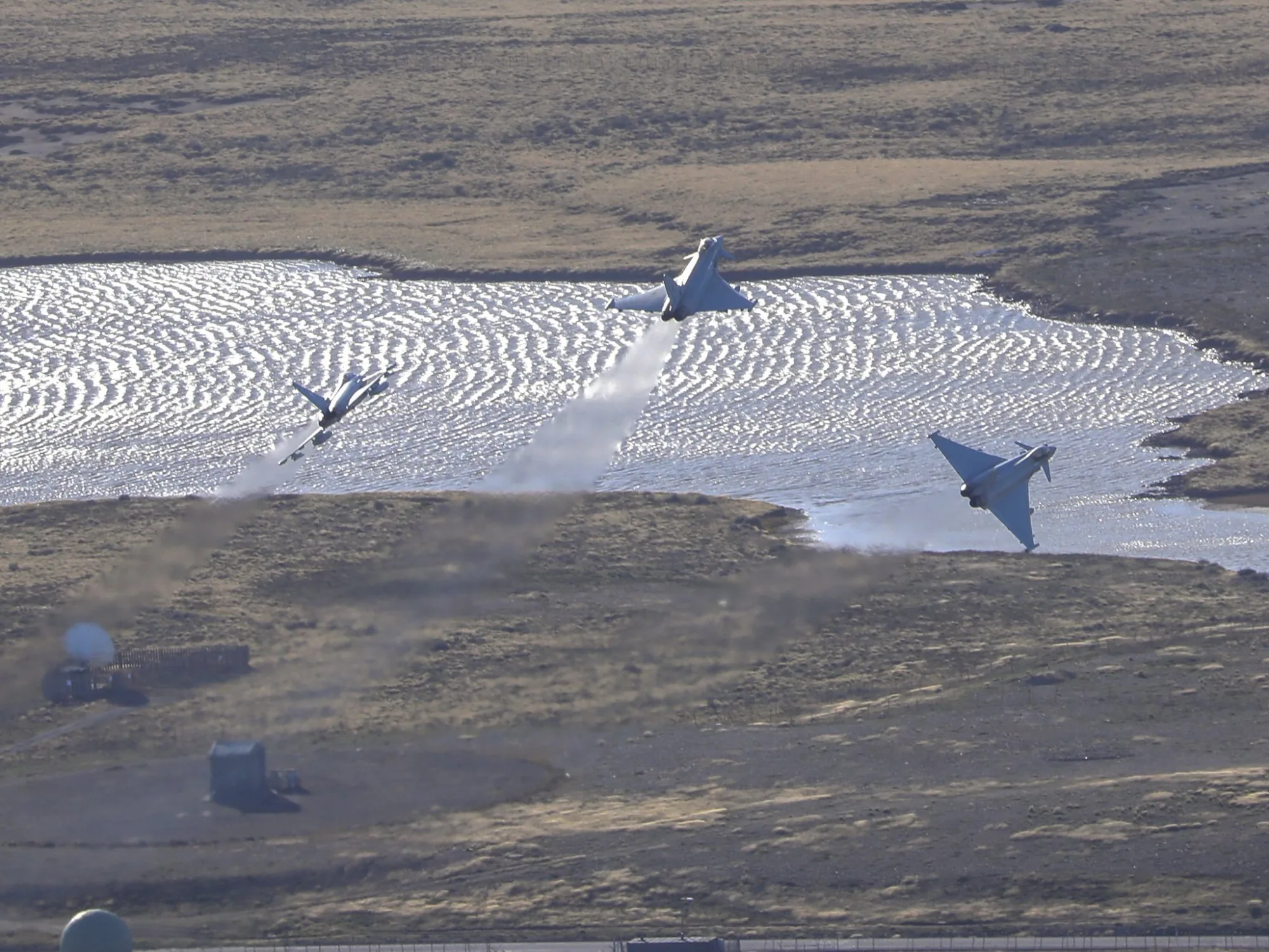 Desfile aéreo de tres cazas Eurofighter Typhoon de la 905 Expeditionary Air Wing para celebrar la coronación del rey Carlos III en las Islas Malvinas, el 7 de mayo de 2023. Créditos: Fuerzas Británicas en las Islas del Atlántico Sur (BFSAI).