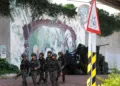 Soldados junto a un vehículo militar camuflado, durante el ejercicio militar anual Han Kuang en Taiwán