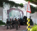 Soldados junto a un vehículo militar camuflado, durante el ejercicio militar anual Han Kuang en Taiwán
