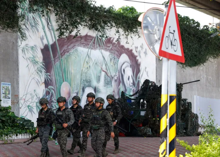 Soldados junto a un vehículo militar camuflado, durante el ejercicio militar anual Han Kuang en Taiwán