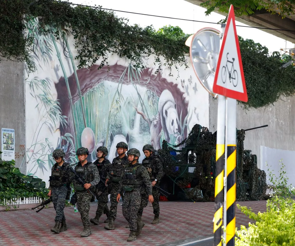 Soldados junto a un vehículo militar camuflado, durante el ejercicio militar anual Han Kuang en Taiwán