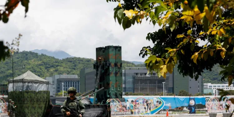 Un lanzador de misiles tierra-aire Sky Bow III se despliega en un parque local, en el marco del ejercicio militar anual Han Kuang en Taiwán