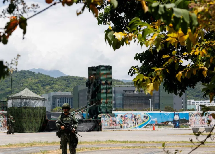 Un lanzador de misiles tierra-aire Sky Bow III se despliega en un parque local, en el marco del ejercicio militar anual Han Kuang en Taiwán