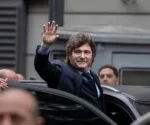 El presidente de la Nación Argentina, Javier Milei, saluda a los seguidores y periodistas presentes desde su vehículo oficial. Imagen ilustrativa