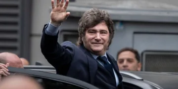 El presidente de la Nación Argentina, Javier Milei, saluda a los seguidores y periodistas presentes desde su vehículo oficial. Imagen ilustrativa