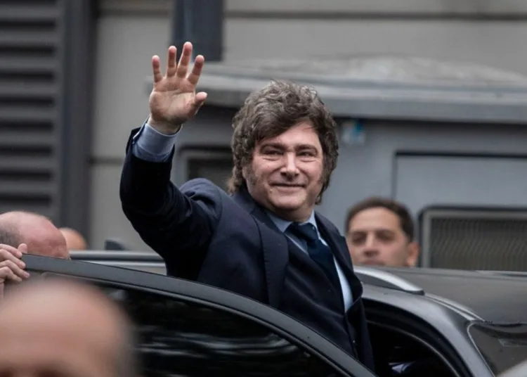 El presidente de la Nación Argentina, Javier Milei, saluda a los seguidores y periodistas presentes desde su vehículo oficial. Imagen ilustrativa