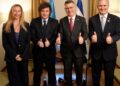 El Presidente Javier Milei mantuvo una reunión con el Ministro de Relaciones Exteriores del Estado de Israel, Gideon Sa'ar, acompañado por la Secretaria General de la Presidencia, Karina Milei, y el Canciller, Pablo Quirno, en la Casa Cultural de Cali, en el marco del traspaso de mando presidencial en Colombia. Créditos: OPRA.