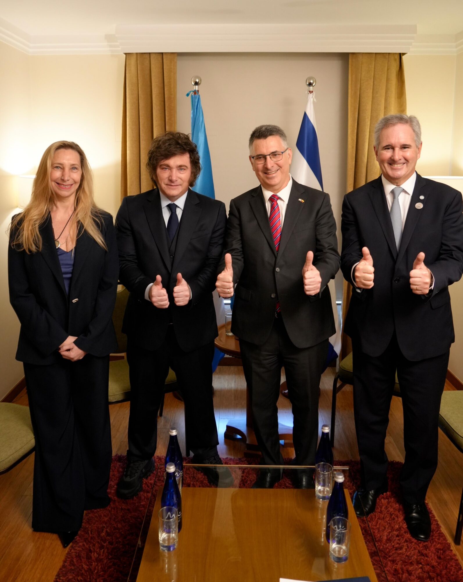 El Presidente Javier Milei mantuvo una reunión con el Ministro de Relaciones Exteriores del Estado de Israel, Gideon Sa'ar, acompañado por la Secretaria General de la Presidencia, Karina Milei, y el Canciller, Pablo Quirno, en la Casa Cultural de Cali, en el marco del traspaso de mando presidencial en Colombia. Créditos: OPRA.