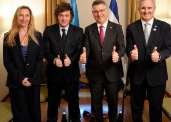 El Presidente Javier Milei mantuvo una reunión con el Ministro de Relaciones Exteriores del Estado de Israel, Gideon Sa'ar, acompañado por la Secretaria General de la Presidencia, Karina Milei, y el Canciller, Pablo Quirno, en la Casa Cultural de Cali, en el marco del traspaso de mando presidencial en Colombia. Créditos: OPRA.