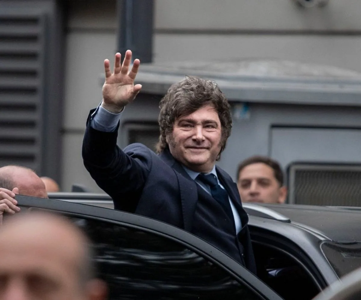 El presidente de la Nación Argentina, Javier Milei, saluda a los seguidores y periodistas presentes desde su vehículo oficial. Imagen ilustrativa