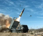 Misil ATACMS siendo lanzado desde un sistema de lanzamiento múltiple M270