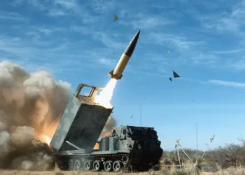 Misil ATACMS siendo lanzado desde un sistema de lanzamiento múltiple M270