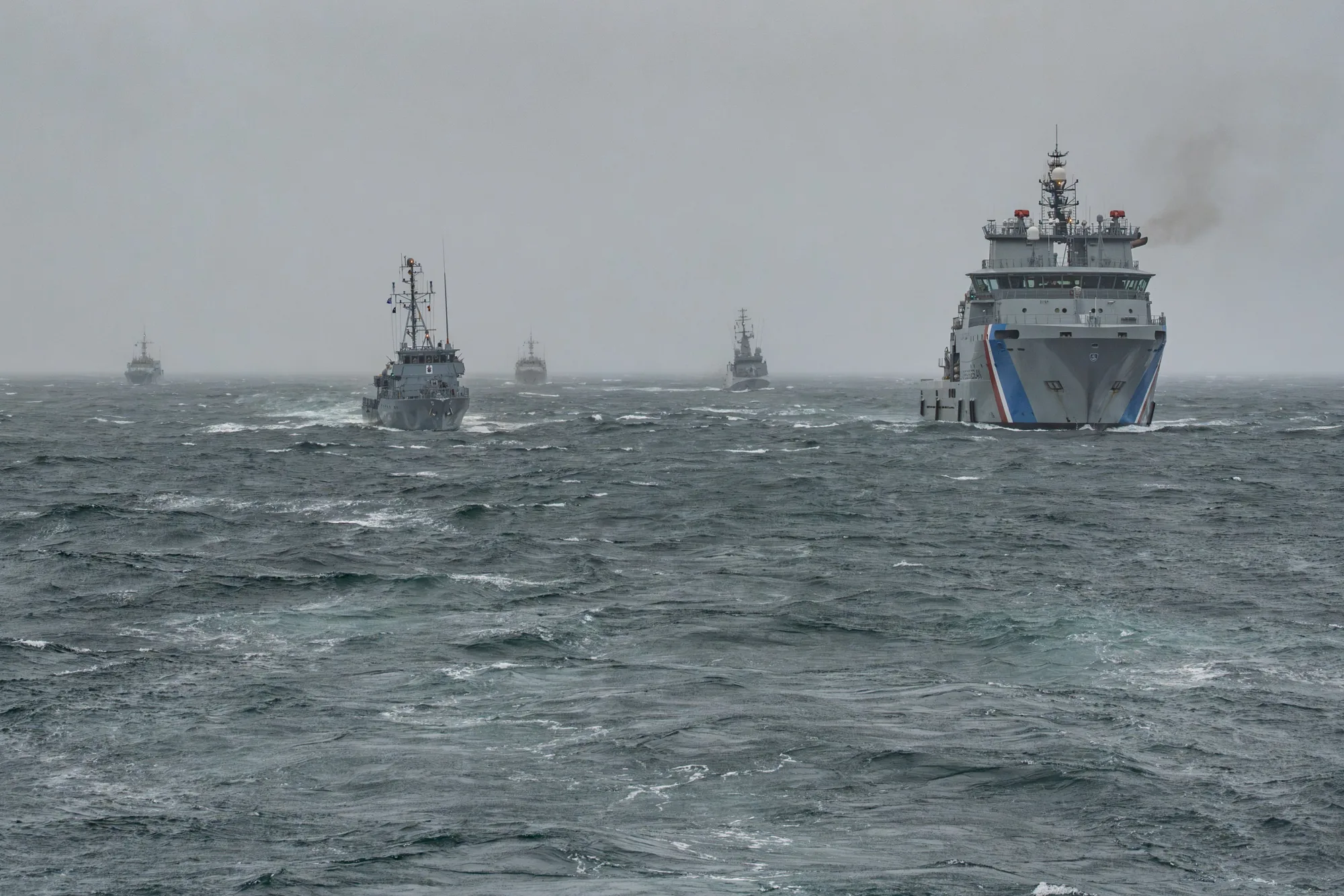 El ejercicio Northern Viking 26 está en marcha en Islandia, con SNMG1 y SNMCMG1 entrenando junto a fuerzas aliadas en el Alto Norte para reforzar la interoperabilidad y la libertad de movimiento en el estratégico Gap GIUK. Créditos: NATO Maritime Command.