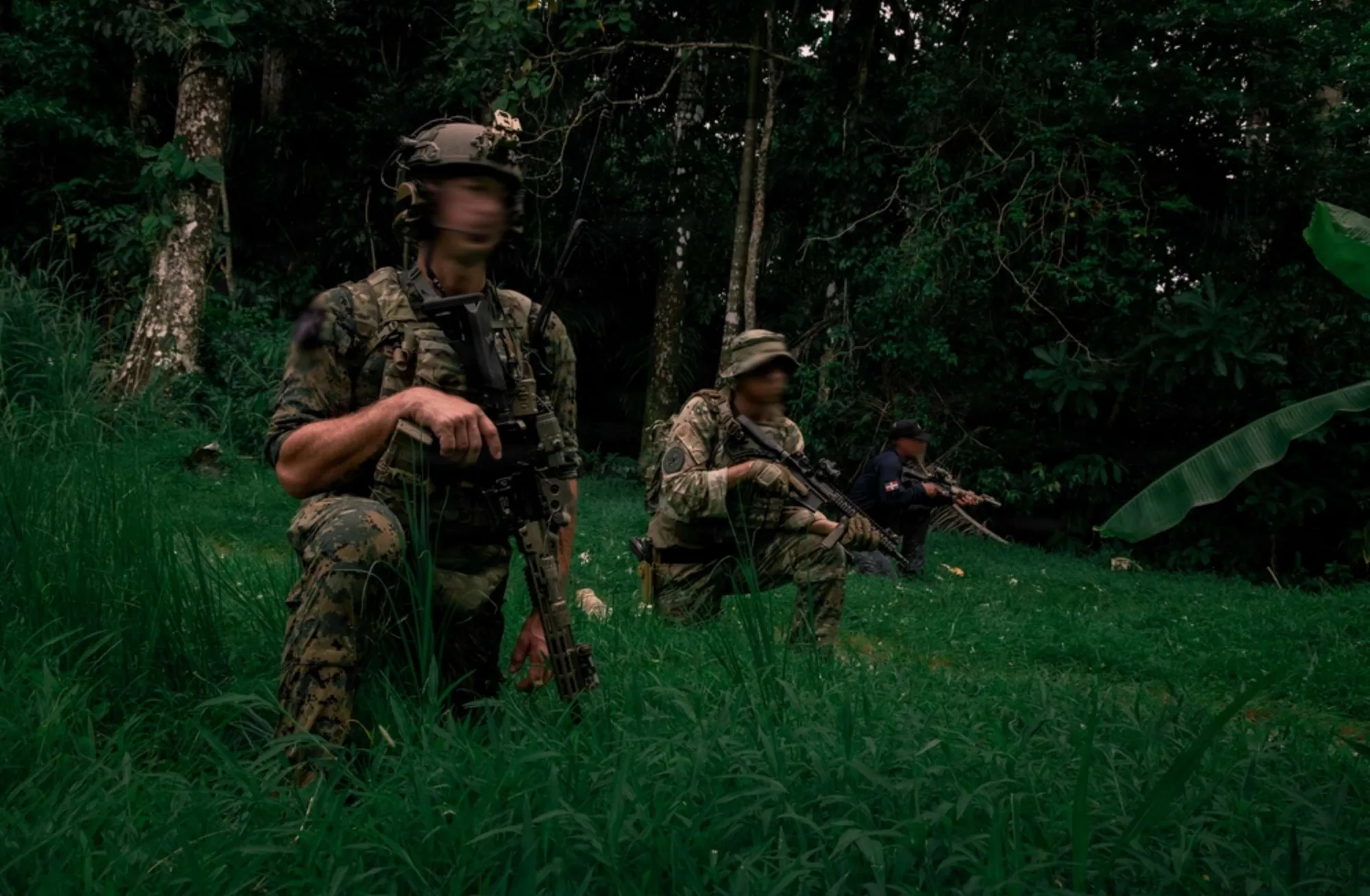 Un infante de marina del Comando de Operaciones Especiales de la Infantería de Marina de EE. UU. (MARSOC) proporciona seguridad junto a un miembro de las fuerzas de operaciones especiales de Argentina y un miembro del Comando Anfibio de la Armada de la República Dominicana mientras se preparan para realizar una incursión simulada durante la fase de Entrenamiento de Integración de Fuerzas (FIT) del PANAMAX 2026.
