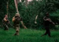 Un infante de marina del Comando de Operaciones Especiales de la Fuerza del Cuerpo de Marines de EE. UU. (MARSOC) patrulla junto a un miembro del servicio de operaciones especiales argentino y un miembro del Grupo de Apoyo Operacional del Servicio de Protección Institucional de Panamá (GAO) mientras se preparan para realizar una incursión simulada durante la fase de Entrenamiento de Integración de Fuerzas (FIT) de PANAMAX 2026.