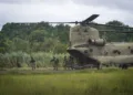 Miembros del Comando de Inteligencia y Operaciones Especiales Conjuntas (CIOEC) de Perú y del Grupo de Acción Rápida de la Infantería de Marina (GAHRIM) del Cuerpo de Infantería de Marina de Ecuador desembarcan de un CH-47 Chinook de la Fuerza de Tarea Bravo del Ejército de los EE. UU. durante PANAMAX 2026 (foto del Ejército de los EE. UU. por el Mayor Trevor Wild)