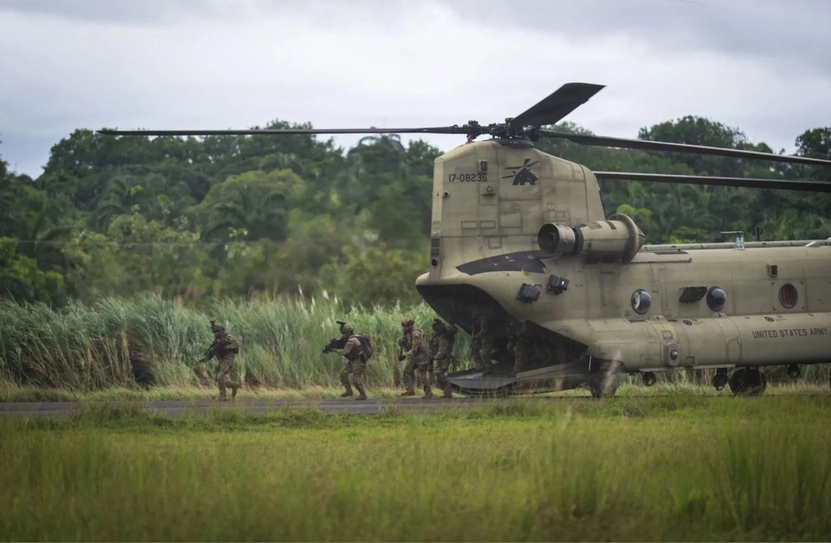 Miembros del Comando de Inteligencia y Operaciones Especiales Conjuntas (CIOEC) de Perú y del Grupo de Acción Rápida de la Infantería de Marina (GAHRIM) del Cuerpo de Infantería de Marina de Ecuador desembarcan de un CH-47 Chinook de la Fuerza de Tarea Bravo del Ejército de los EE. UU. durante PANAMAX 2026 (foto del Ejército de los EE. UU. por el Mayor Trevor Wild)