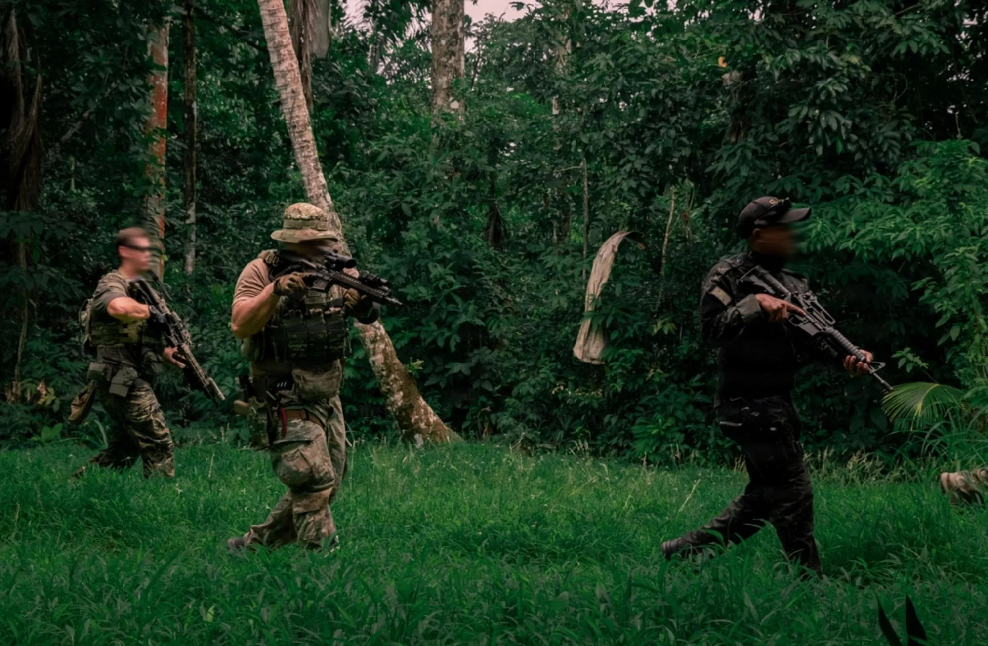 Un infante de marina del Comando de Operaciones Especiales de la Fuerza del Cuerpo de Marines de EE. UU. (MARSOC) patrulla junto a un miembro del servicio de operaciones especiales argentino y un miembro del Grupo de Apoyo Operacional del Servicio de Protección Institucional de Panamá (GAO) mientras se preparan para realizar una incursión simulada durante la fase de Entrenamiento de Integración de Fuerzas (FIT) de PANAMAX 2026.