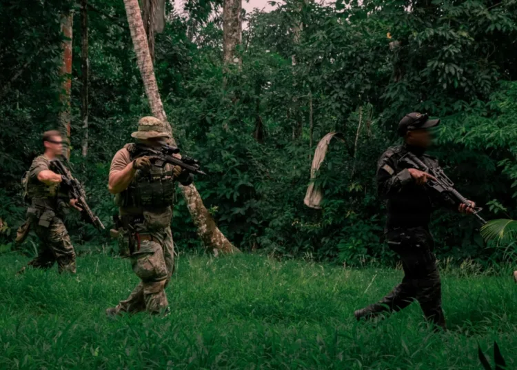 Un infante de marina del Comando de Operaciones Especiales de la Fuerza del Cuerpo de Marines de EE. UU. (MARSOC) patrulla junto a un miembro del servicio de operaciones especiales argentino y un miembro del Grupo de Apoyo Operacional del Servicio de Protección Institucional de Panamá (GAO) mientras se preparan para realizar una incursión simulada durante la fase de Entrenamiento de Integración de Fuerzas (FIT) de PANAMAX 2026.