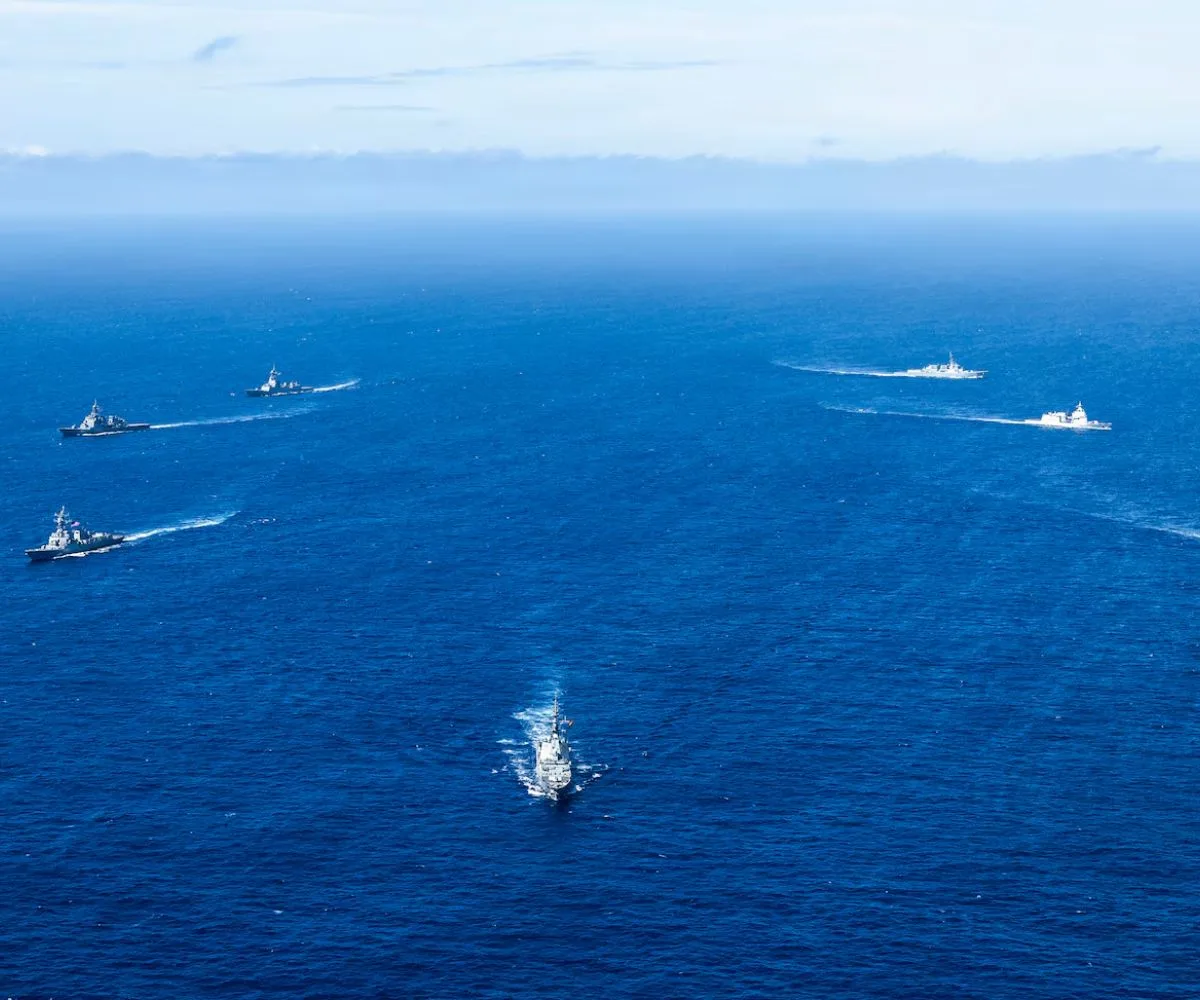 Buques multinacionales navegan en formación durante el ejercicio Pacific Dragon 2026, el 4 de agosto de 2026, organizado por la Tercera Flota de Estados Unidos