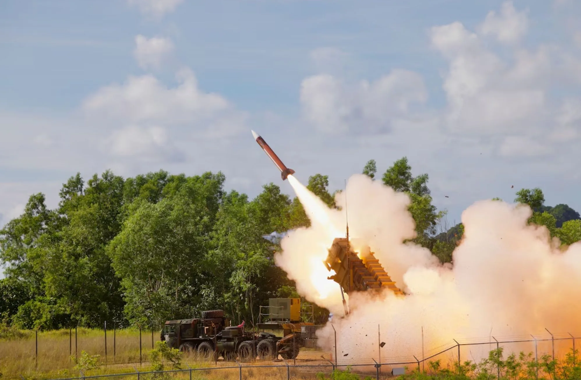 Un misil interceptor Patriot Advanced Capability 2 es lanzado desde una estación de lanzamiento M903 Patriot asignada a la Batería D, 1.er Batallón, 1.er Regimiento de Artillería de Defensa Aérea durante la parte de fuego real del Ejercicio Tenacious Archer 25 el 21 de agosto de 2025. (Foto del Ejército de EE. UU. por el Capitán Frank Spatt)