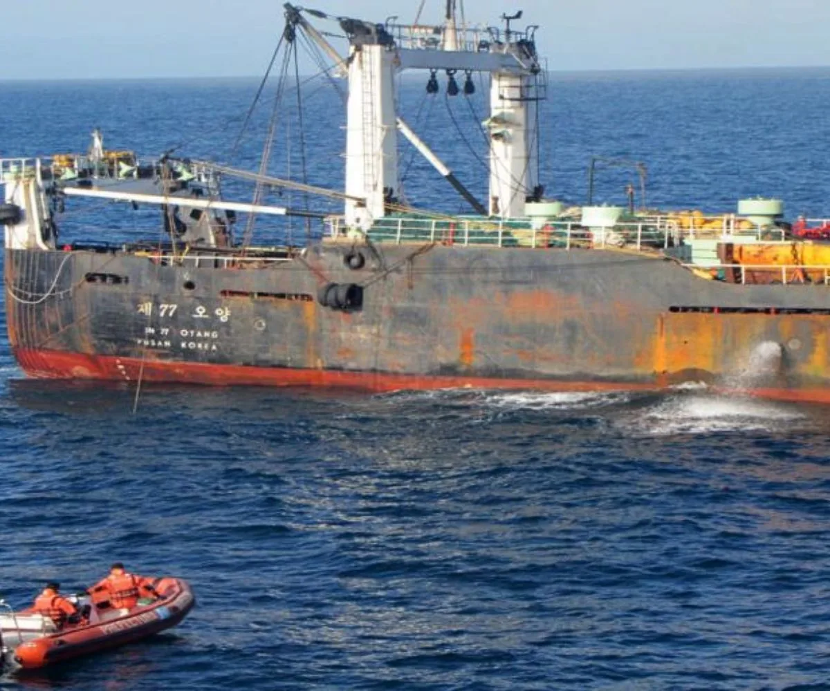 Buque pesquero en la milla 201, límite exterior de la Zona Económica Exclusiva Argentina (ZEEA)