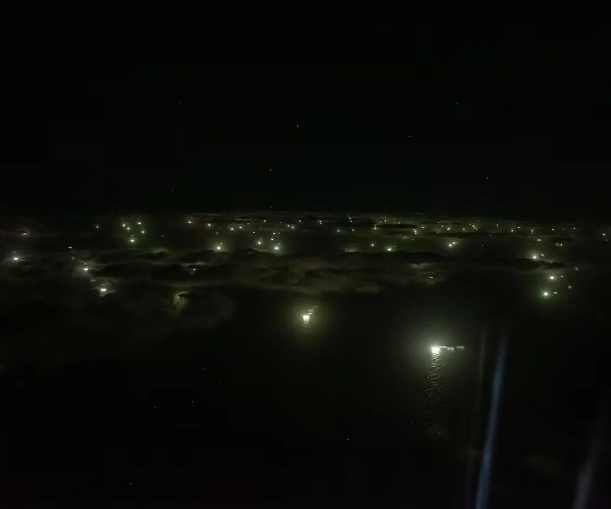 Buques pesqueros vistos desde el cielo del Océano Atlántico Sur, la noche del 20 de marzo de 2023