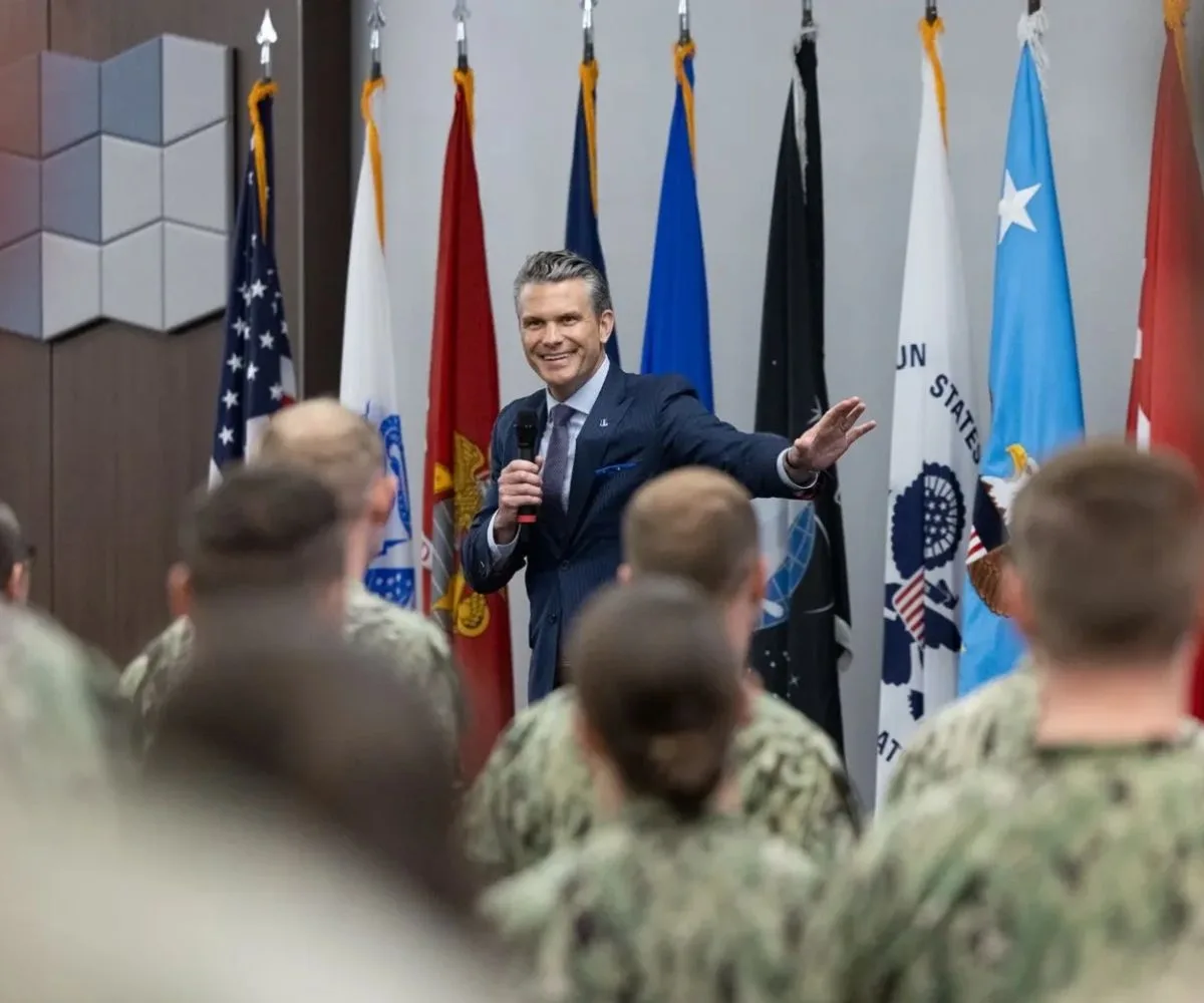 Secretario de Guerra de Estados Unidos, Pete Hegseth, brindando unas palabras a soldados estadounidenses