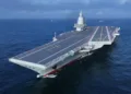 Vista aérea desde la proa del portaaviones chino Fujian (18), navegando por el océano. Imagen ilustrativa.