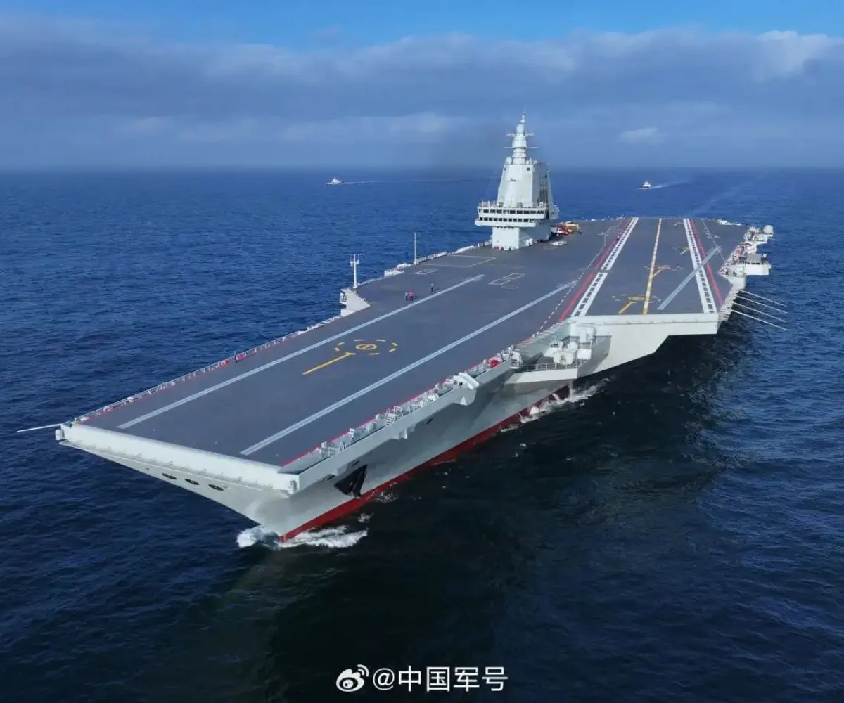 Vista aérea desde la proa del portaaviones chino Fujian (18), navegando por el océano. Imagen ilustrativa.