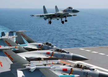 Un avión de combate J-15 se prepara para aterrizar en la cubierta de vuelo del portaaviones Liaoning (Casco 16) de China. Imagen ilustrativa.