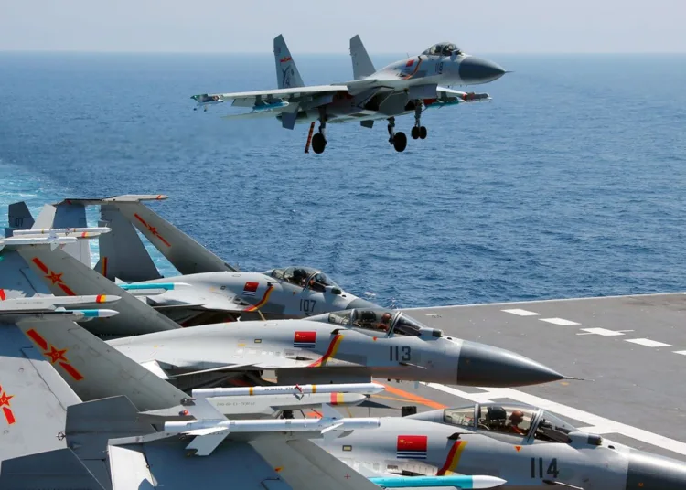 Un avión de combate J-15 se prepara para aterrizar en la cubierta de vuelo del portaaviones Liaoning (Casco 16) de China. Imagen ilustrativa.
