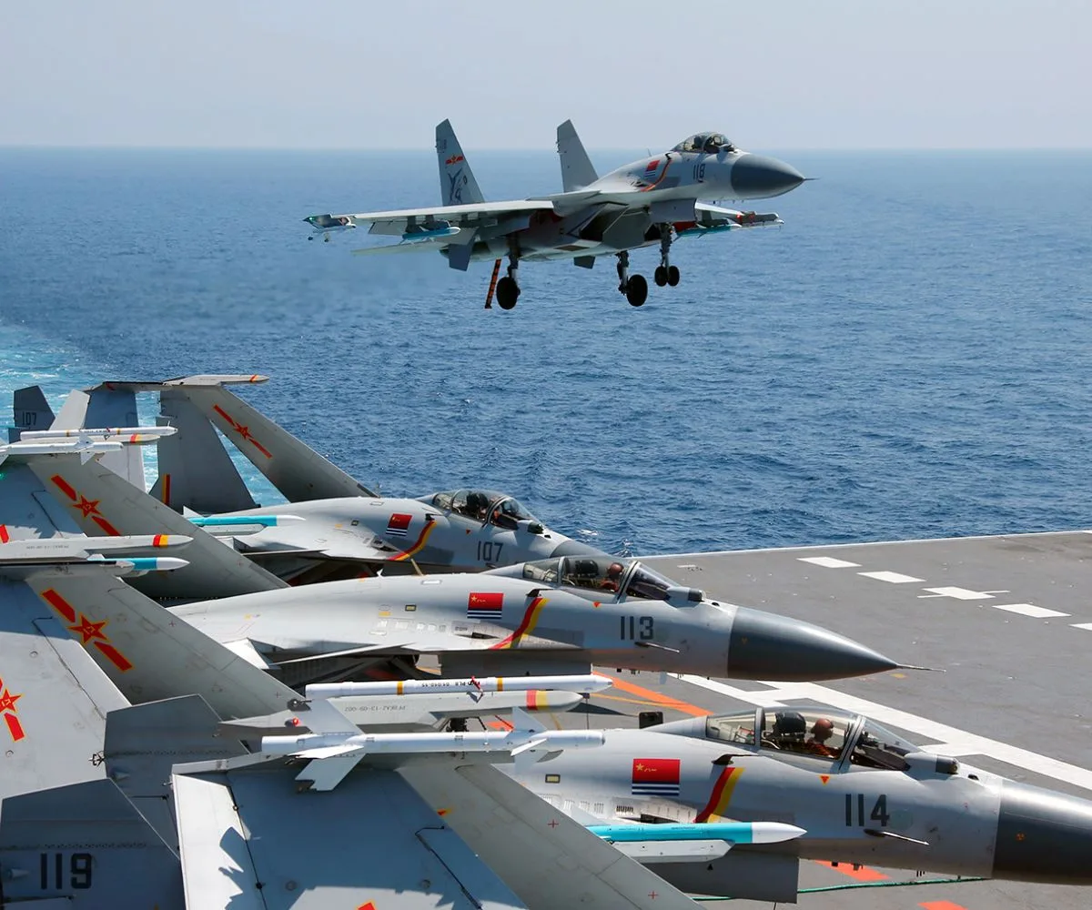Un avión de combate J-15 se prepara para aterrizar en la cubierta de vuelo del portaaviones Liaoning (Casco 16) de China. Imagen ilustrativa.