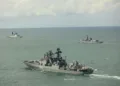 Un trío de buques de guerra —el HMS Duncan, el St Albans y el Severn— utilizó radares y sensores para monitorear a dos buques de guerra de la Armada rusa, un petrolero y buques de carga sujetos a sanciones a su paso por el Canal de la Mancha. Un helicóptero Merlin que despegó del HMS St Albans se unió a la operación, ampliando la vigilancia a medida que las embarcaciones se acercaban al estrecho de Dover. Crédito: Real Armada Británica